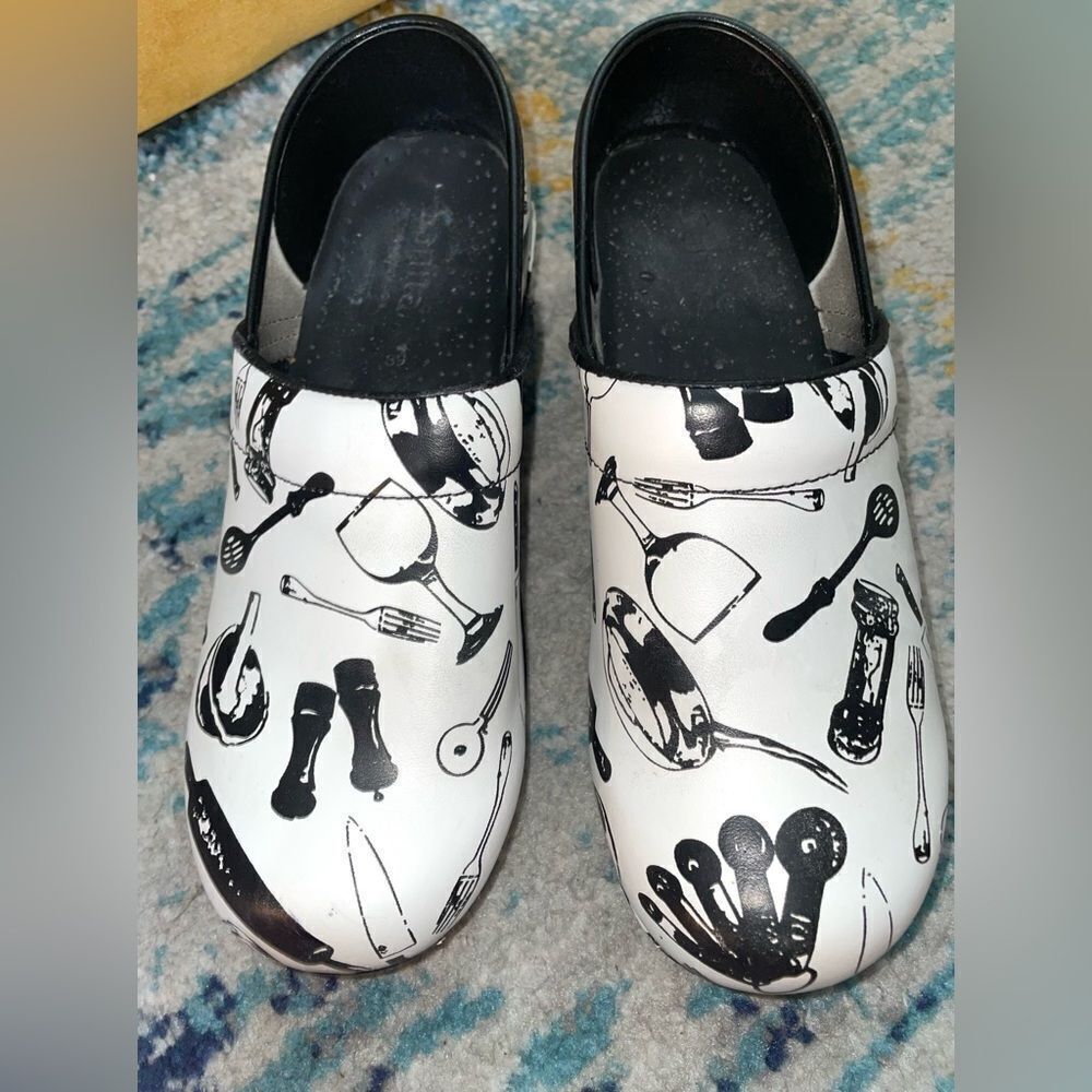 Sanita White & Black Leather Chef Utensil Print Slip On Comfort Work Clogs 38 - Picture 2 of 6